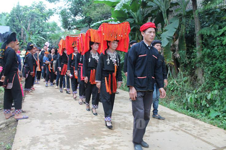 Lễ đưa dâu trong đám cưới người Dao đỏ ở Viễn Sơn (Văn Yên).